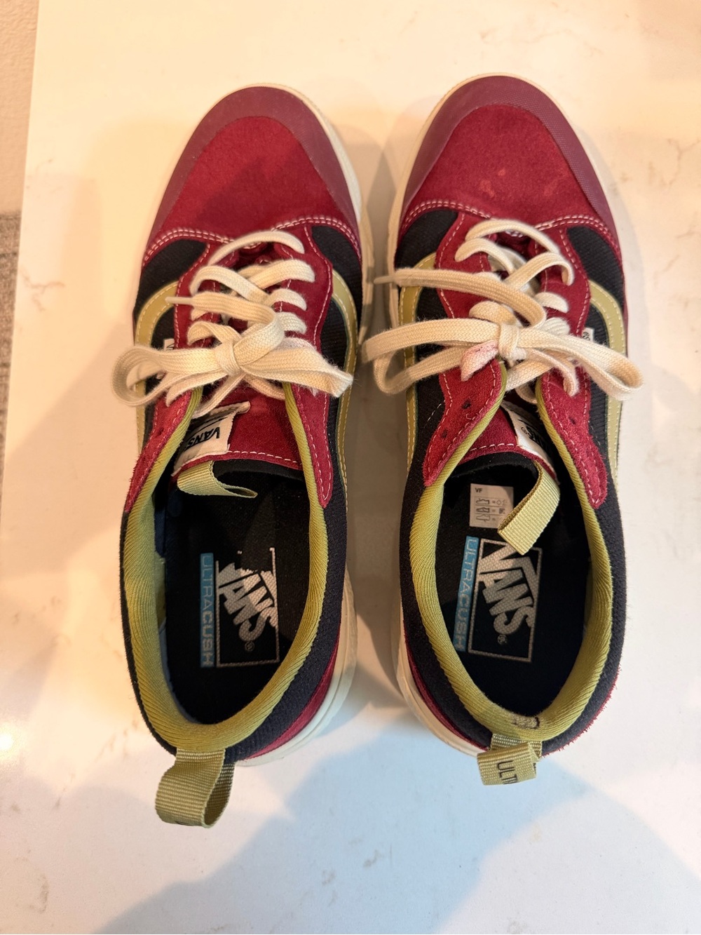 Vans Low-Top Sneakers in Burgundy and Black